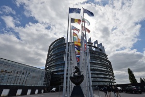 Европарламентът одобри спешна помощ от 100 млн. евро за бежанците в ЕС