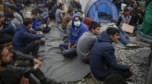 Гърция премести 700 имигранти от Пирея в съседен бежански лагер
