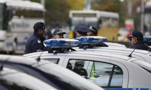 Мъж нападна полицаи с мачете в Бургас