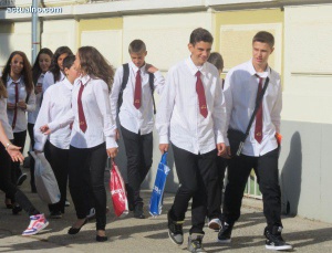 Въвеждането на униформи ще ограничи религиозните символи в училище, заяви Милен Михов