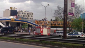 Тежък инцидент в София - строителен кран падна върху бензиностанция на бул. "Никола Вапцаров", трима са ранени