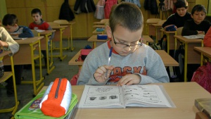 Предложение: В българските училища - униформи и светско образование