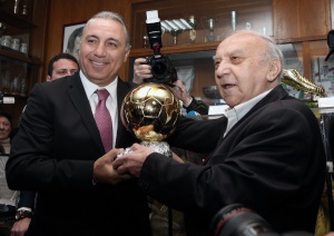 Камата не спира да вярва в титлата на Барселона