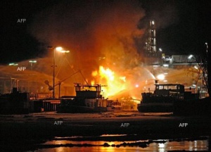 Руски танкер пламна в Каспийско море, загинал е един от екипажа