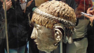 Тракийска шлем-маска, открадната преди 20 години, се завърна в пловдивски музей