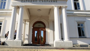 Протестиращи пред парламента искат оставката на правителството