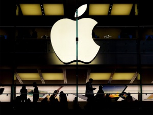 Apple с рекордно нисък растеж, разширява се в сферата на услугите