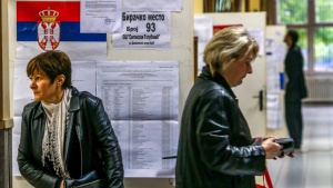 Сърбия след изборите: Сбиване в централата на РИК, опозицията се оплаква от фалшификации
