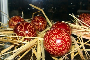 Историята на традицията за боядисване на червени яйца