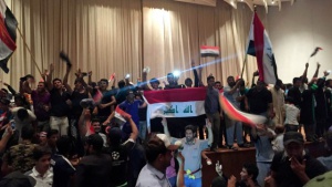 Хиляди гневни протестиращи нахлуха в парламента в Ирак