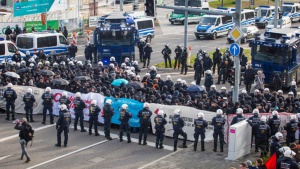 Германската полиция задържа хиляди на демонстрация на местна популистка партия