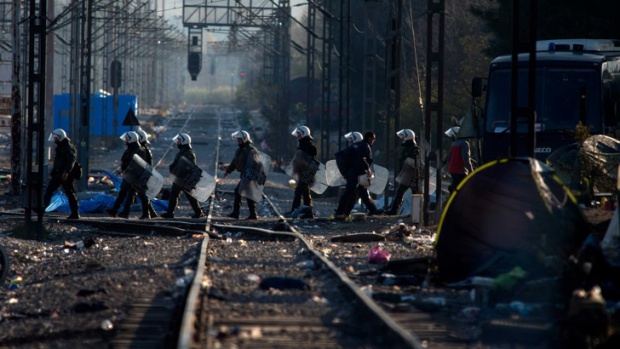 Мигранти нападнаха с камъни влак край Идомени, подпалиха вагон