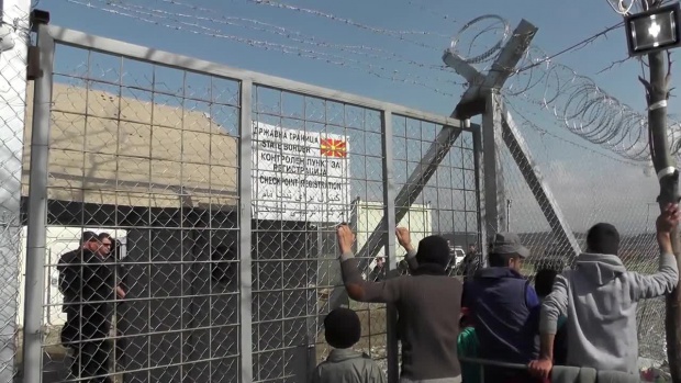 Ситуацията в Идомени е взривоопасна - организации насъскват мигрантите да нахлуят в Македония