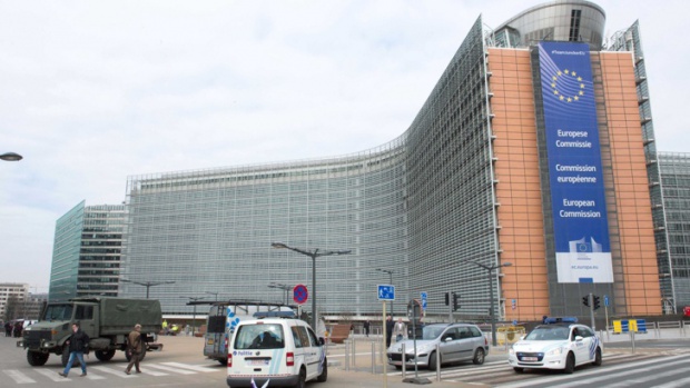 Еврокомисията поиска спешно преразглеждане на безвизовия режим със САЩ и Канада