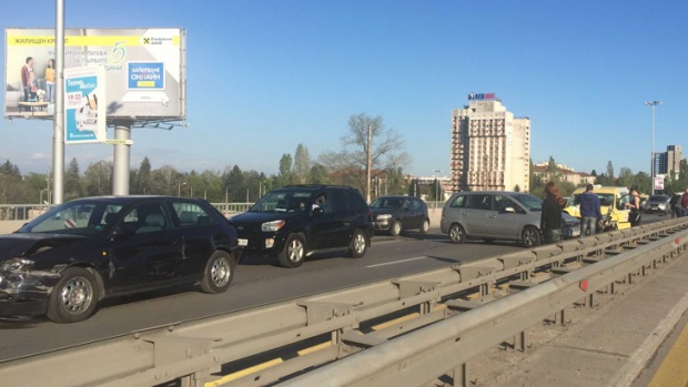Верижна катастрофа запуши Цариградски шосе в София