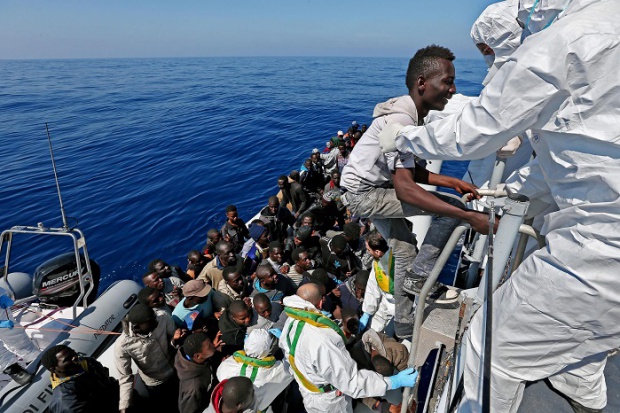 Италианската брегова охрана задържа край Сицилия 371 бежанци
