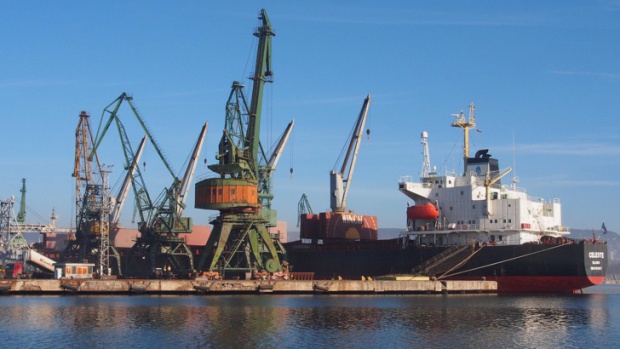 Заради силния вятър затвориха пристанищата във Варна и Балчик