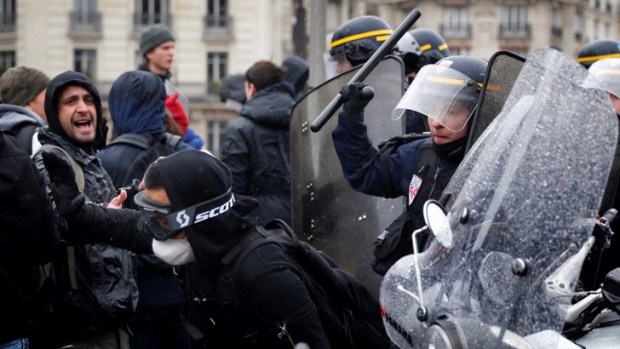 Протестиращи и полиция се сблъскаха в Париж преди телевизионно интервю на Оланд