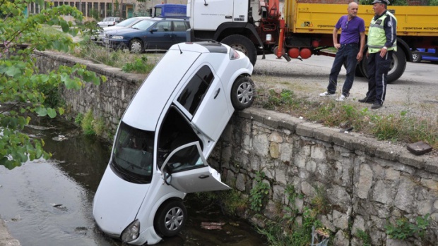 Автомобил падна в хасковската река