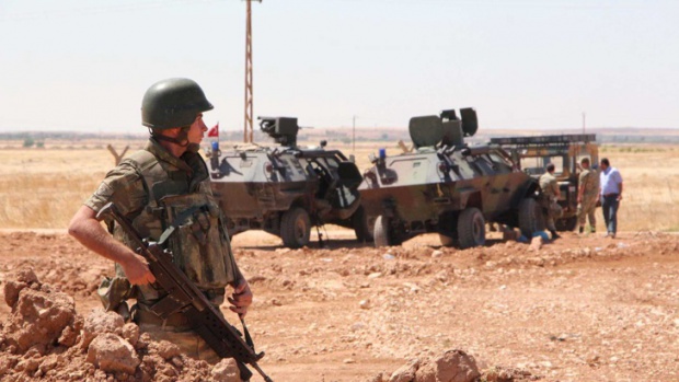 Турски войници стрелят по сирийски жени и деца, бягащи от ДАЕШ