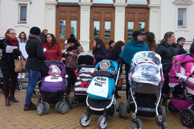 Протест на родители срещу тромавата система на Фонда за лечение на деца