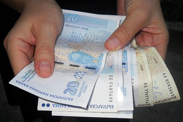 Само едно от четири български домакинства успява да спести пари всеки месец