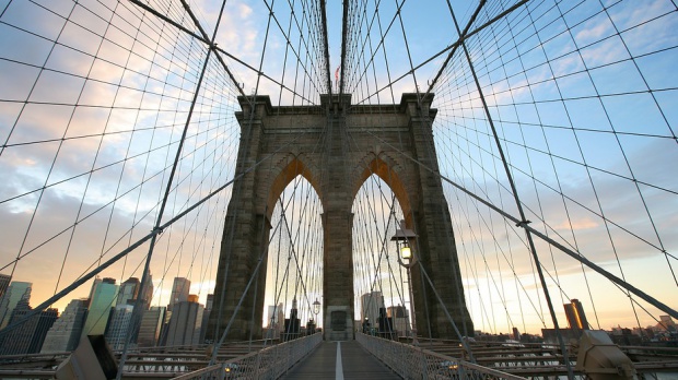 Мъж скочи от Бруклинския мост и оживя