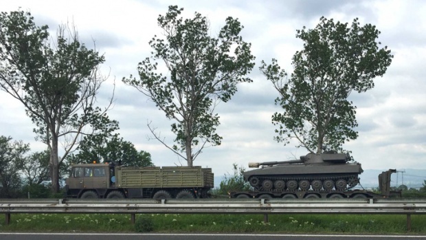 Тежка бойна техника влиза в София