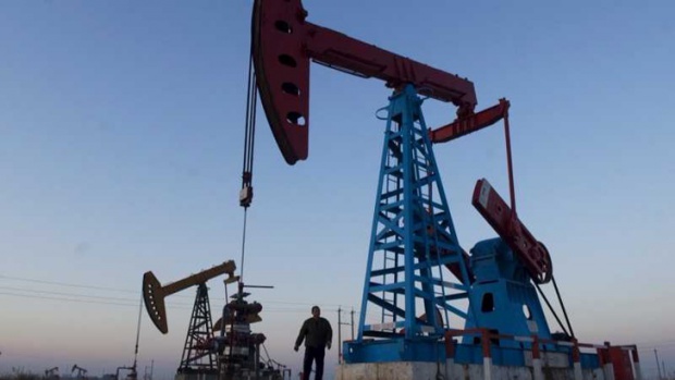 Петролът заличи солидното си поскъпване след данните за повишени петролни запаси в САЩ