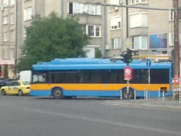 Стрелба с въздушна пушка по тролей в столицата, няма пострадали