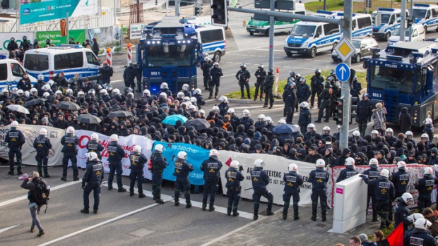 Германската полиция задържа хиляди на демонстрация на местна популистка партия