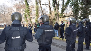 Трима полицаи са пострадали при снощния протест в Раднево