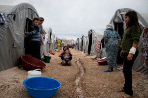 Десетки бежанци вероятно са загинали след удар по лагер до турската граница