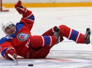 Владимир Путин падна по време на хокеен мач