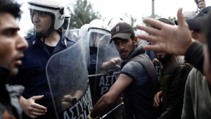 Нови сблъсъци в бежанския лагер в Идомени