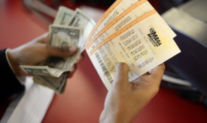 Строителен работник с рекордна лотарийна печалба от 1 млн. долара отвъд океана