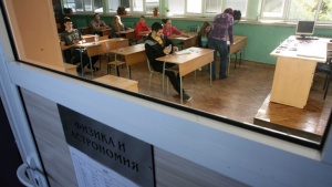 Матурата по български език и литература се провежда днес при драконовски мерки за сигурност