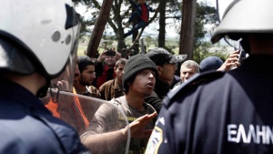 Сблъсъци в лагера Идомени, гръцката полиция използва сълзотворен газ, за да разпръсне мигрантите