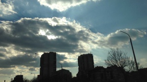 Остава топло, с валежи следобяд в Западна България