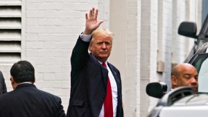 Американците готови да поверят икономиката и борбата с тероризма на Тръмп, смятат го за по-честен от Клинтън