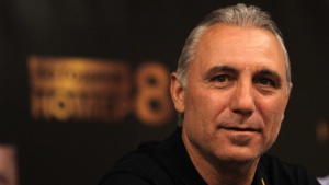 Щастливци стигнаха до автограф със Стоичков пред Президентството (СНИМКИ)