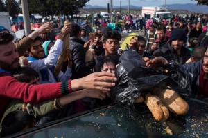 Гръцките власти започнаха постепенното евакуиране на бежанския лагер в Идомени