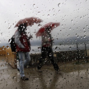 Жълт код за обилни валежи в 17 области на страната утре