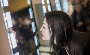 Социолози: Привлекателните жени изкарват повече пари от по-непривлекателните си колежки