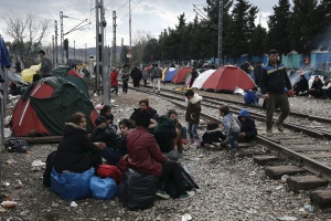 Евакуацията на импровизирания бежански лагер край Идомени продължава