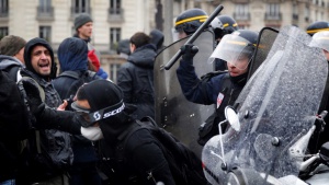 15 полицаи са пострадали при сблъсъците в Париж