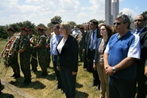 Стотици се преклониха пред жертвите на тоталитаризма край Белене