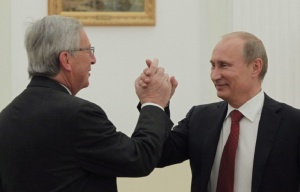 Юнкер е критикуван заради решението си да посети Русия