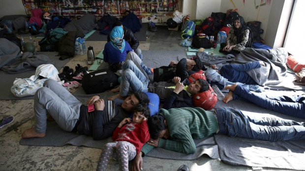 Полицията евакуира 1350 бежанци от парижка метростанция
