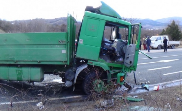 Тежкотоварен камион с български шофьор се е преобърнал във Франция